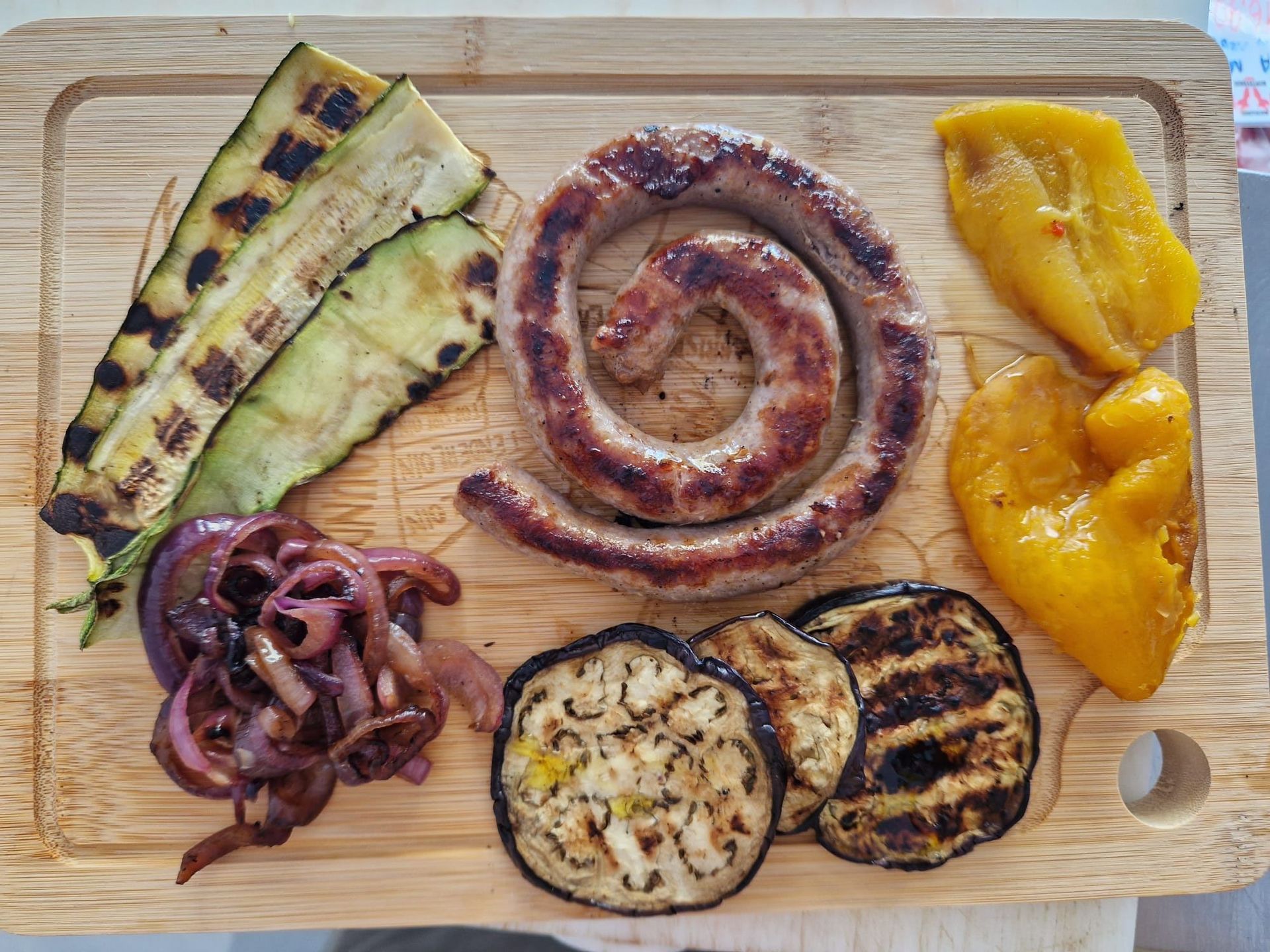 grigliata con verdure e salsiccia