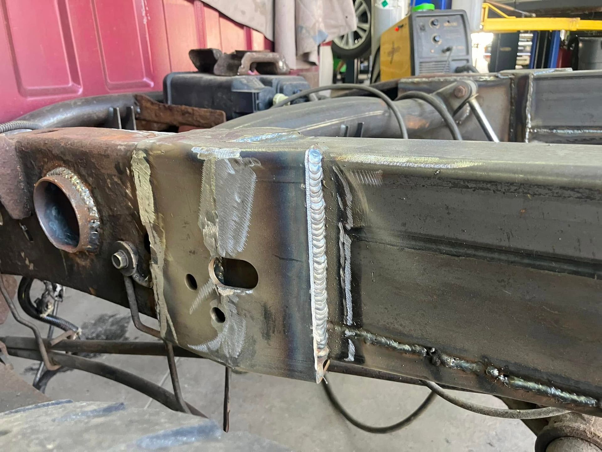 A piece of metal is sitting on the ground in a garage.