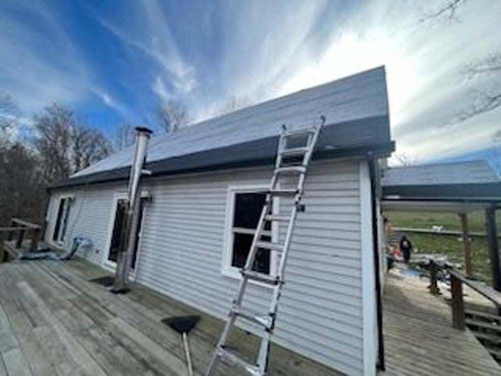 A ladder is sitting on the side of a house.