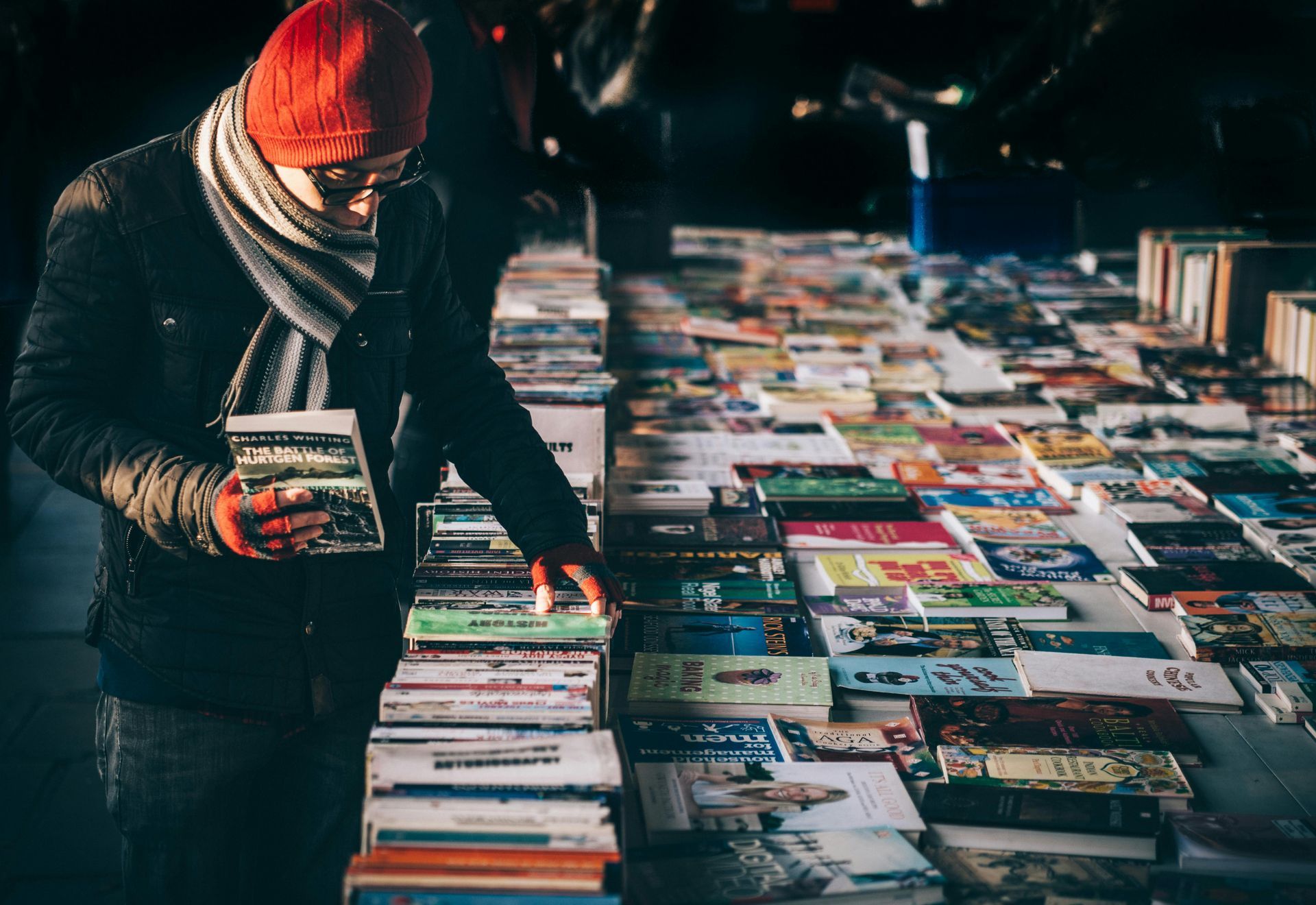 A women looking at books at the market.