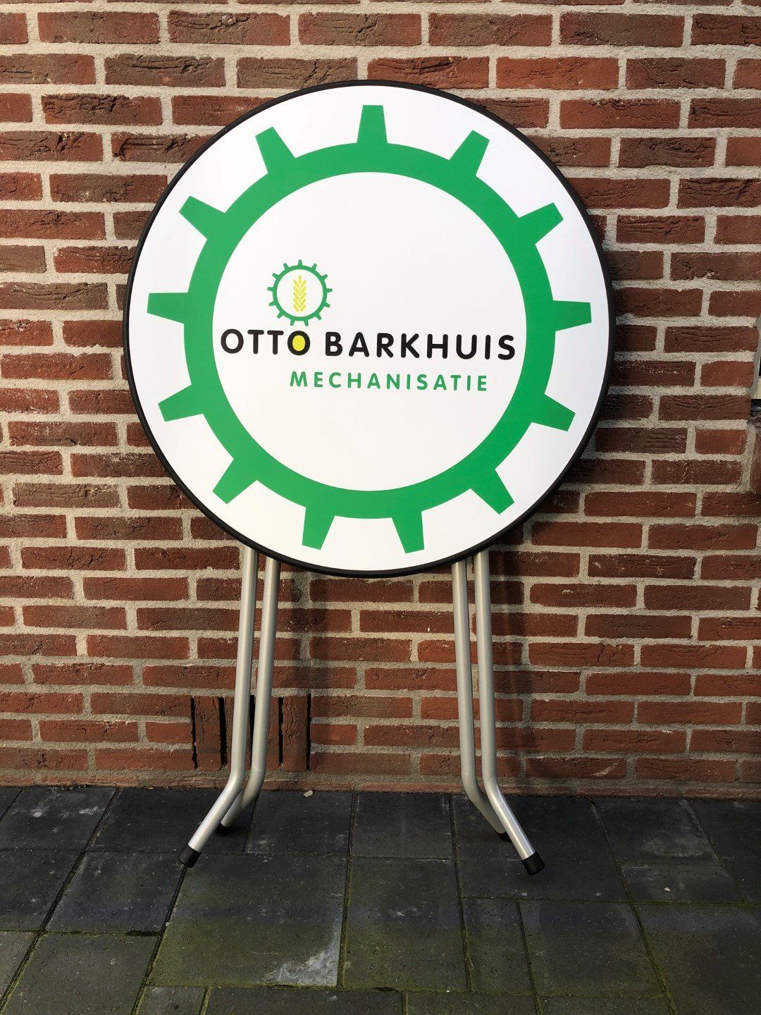 Otto Barkhuis sta tafel met opdruk