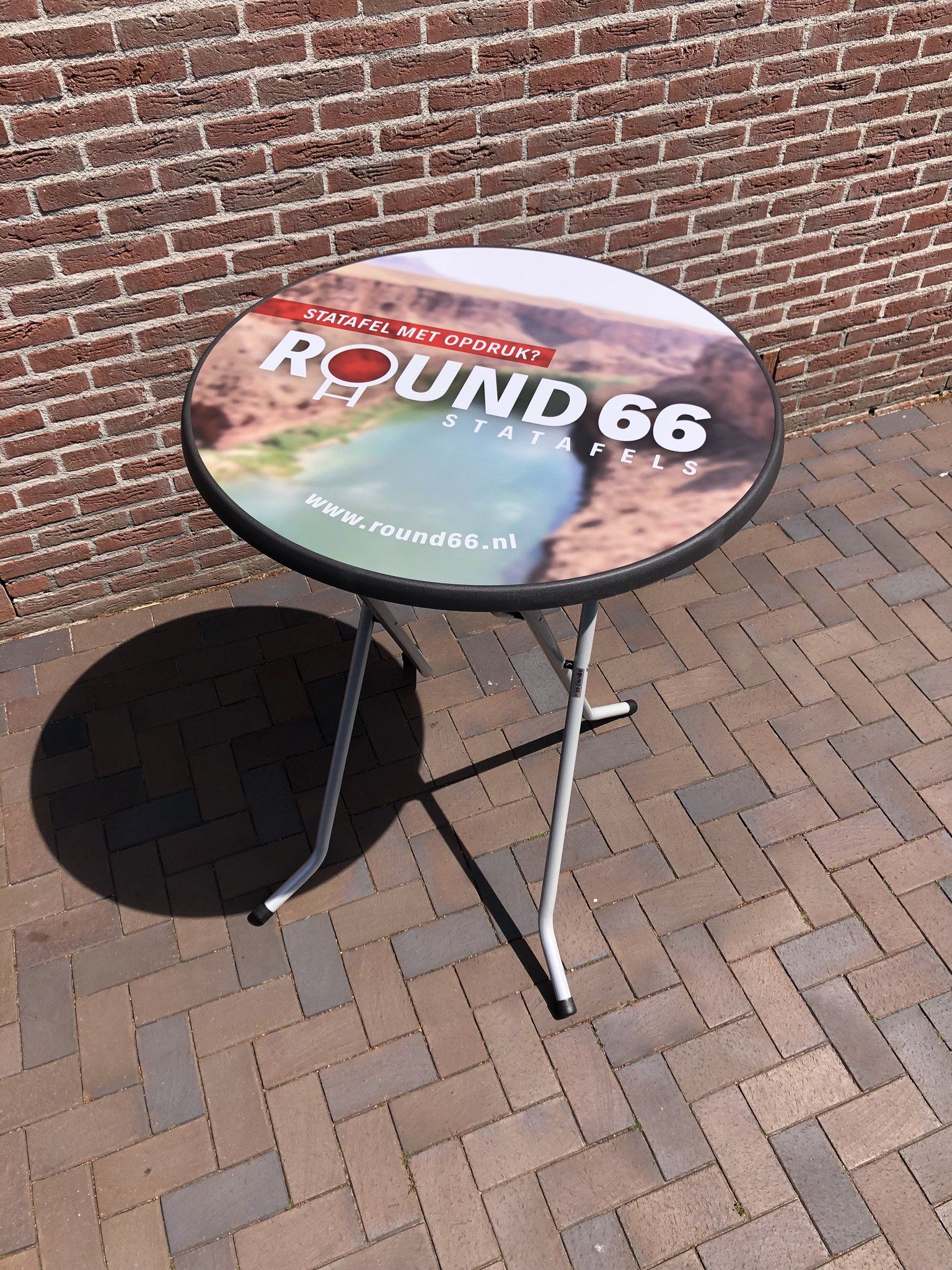 uitgeklapte statafel met opdruk