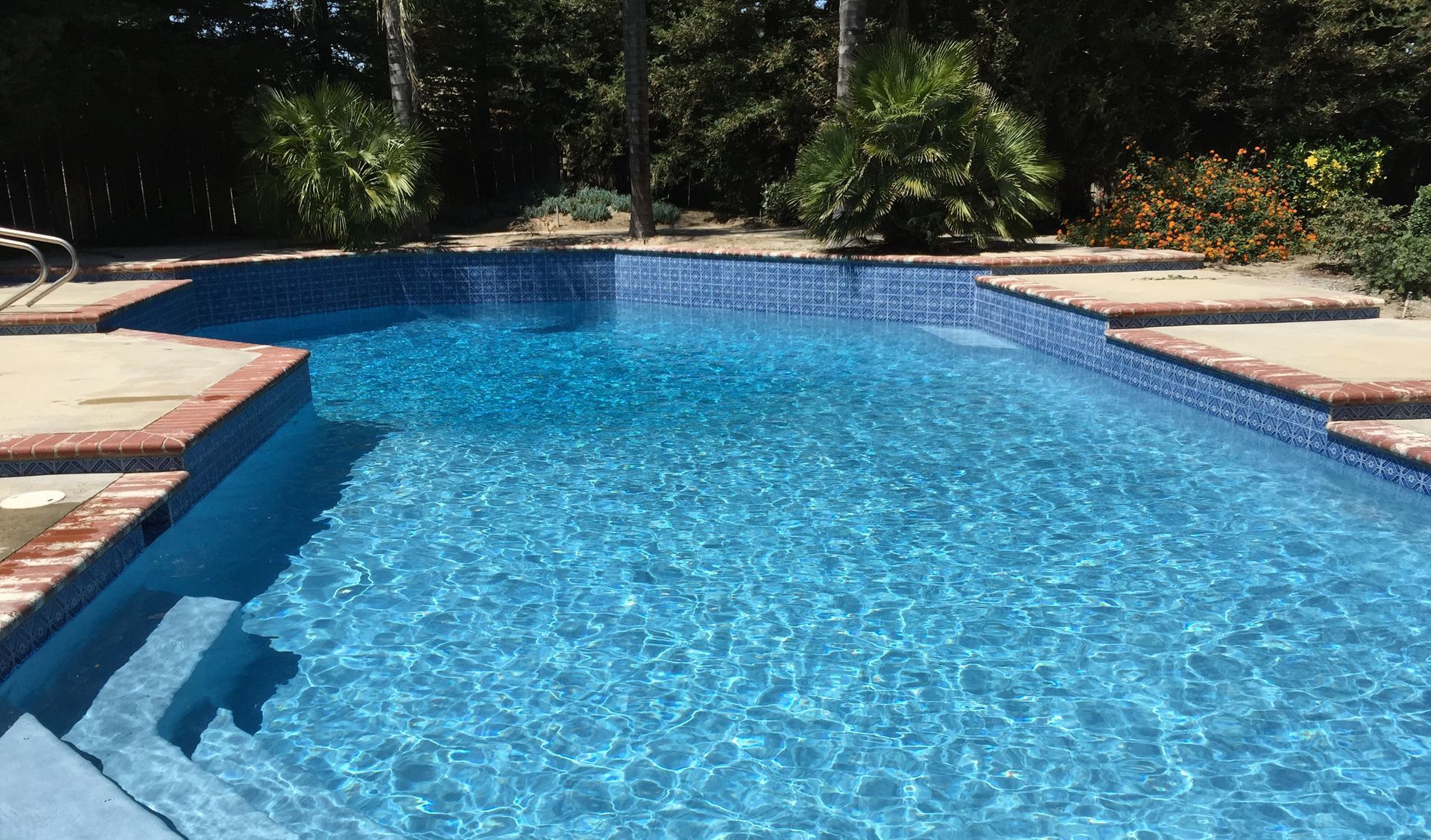 A view of an empty swimming pool underwater.