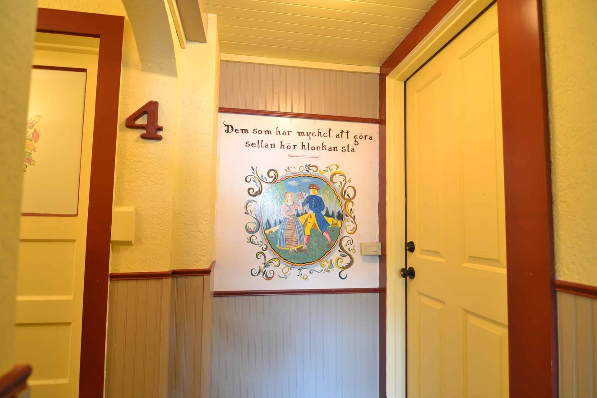 A hallway with the number 4 on the wall