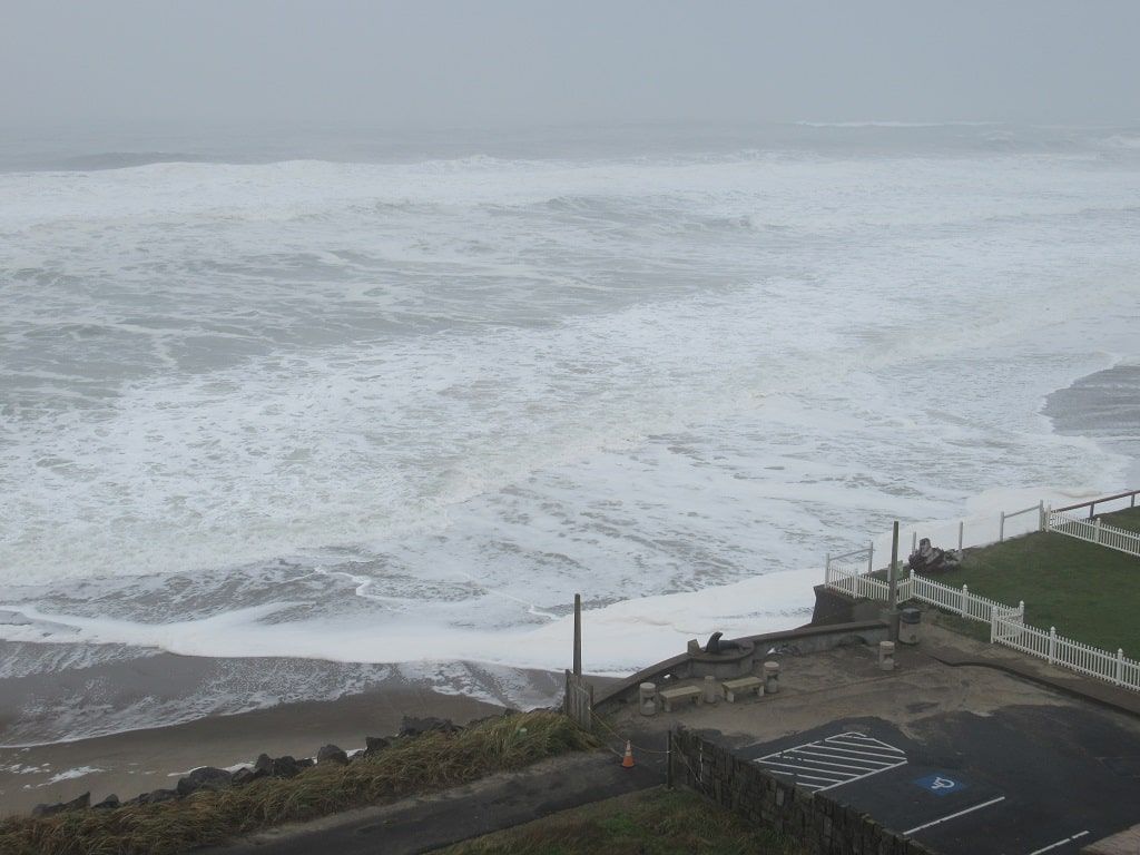 A large body of water with waves crashing on the shore