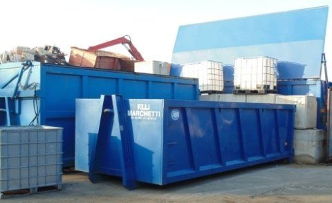 cassoni blu per la raccolta del materiale vista laterale