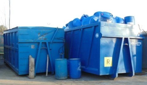 cassoni blu per la raccolta del materiale