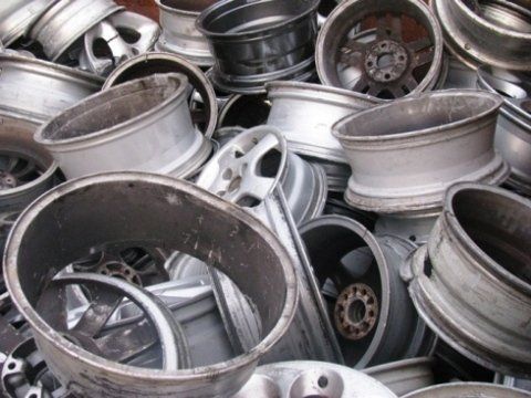 oggetti in alluminio di scarto