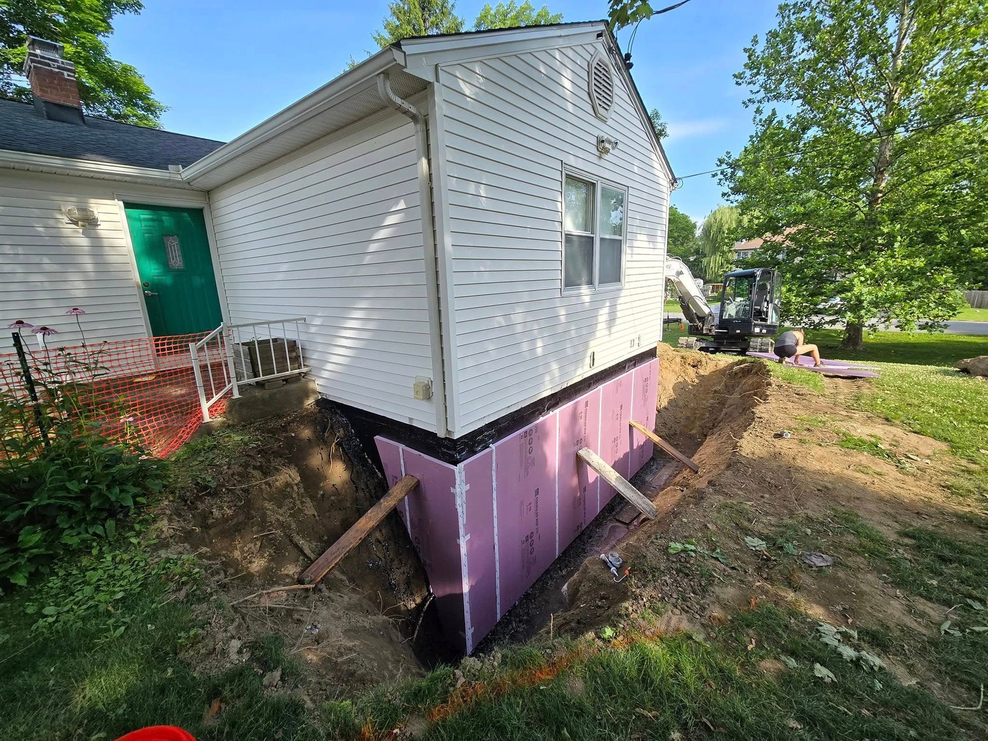 A white house with a pink foundation is being built.