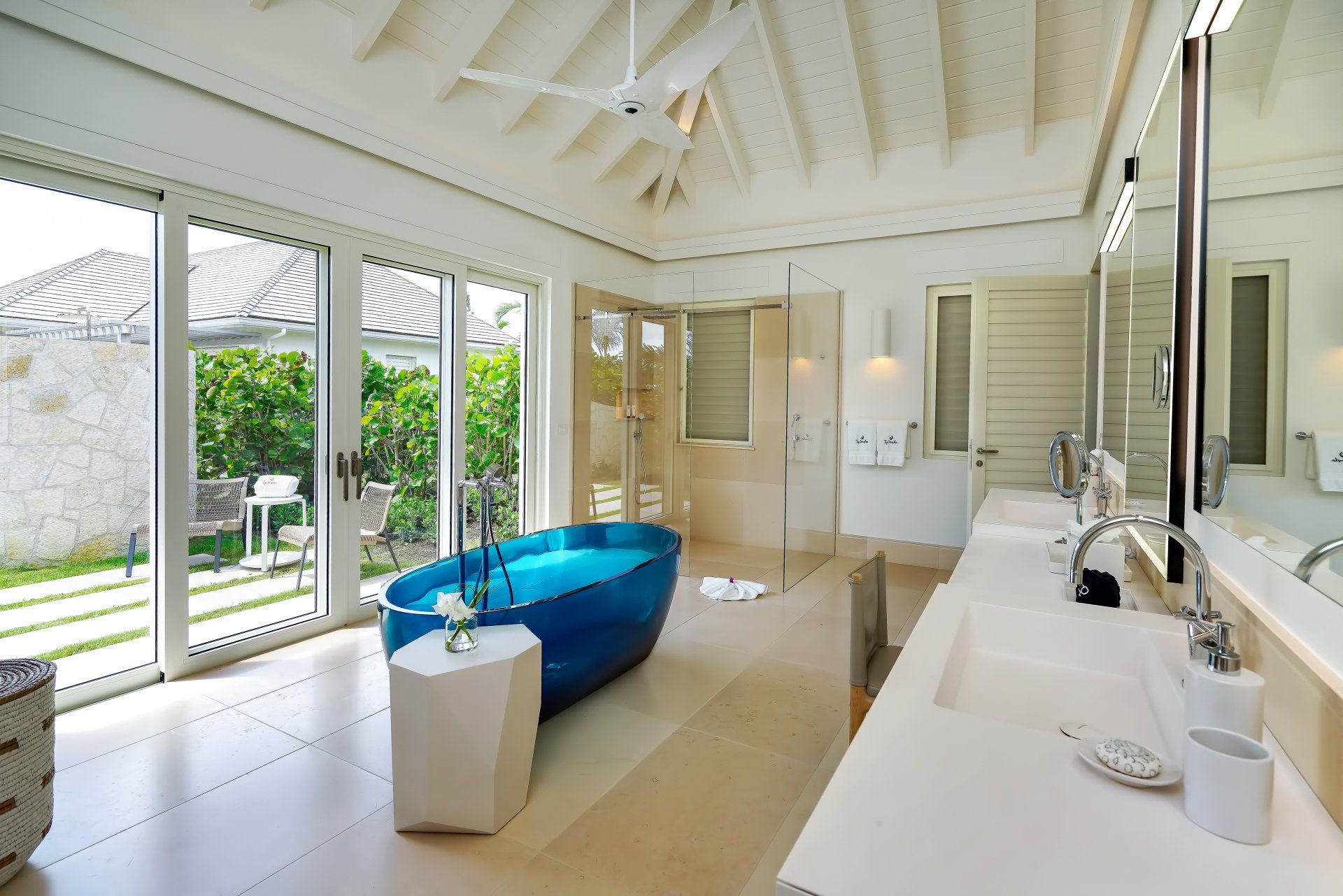 Tŷ Compton Jumby Bay island Gardenia Suite bath