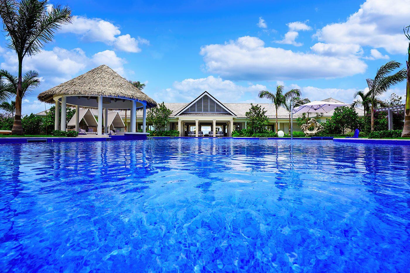 Tŷ Compton Jumby Bay Island Pool Deck and Cabanas