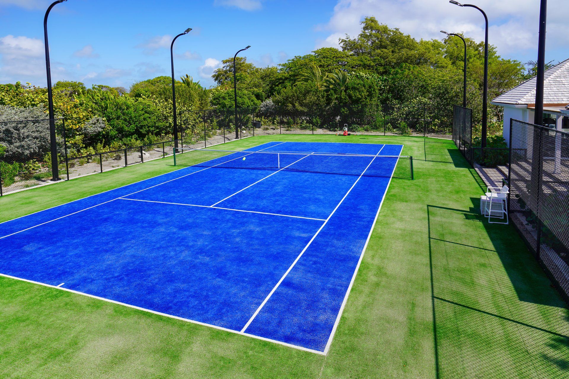 Tŷ Compton Jumby Bay island  lighted tennis court