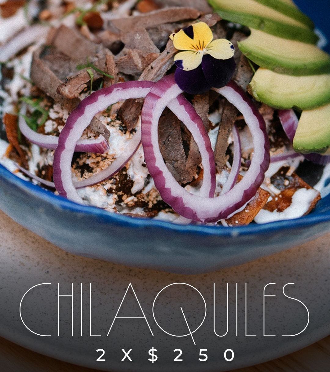 Una mujer sostiene un cartel de Viernes Negro y bolsas de compras.