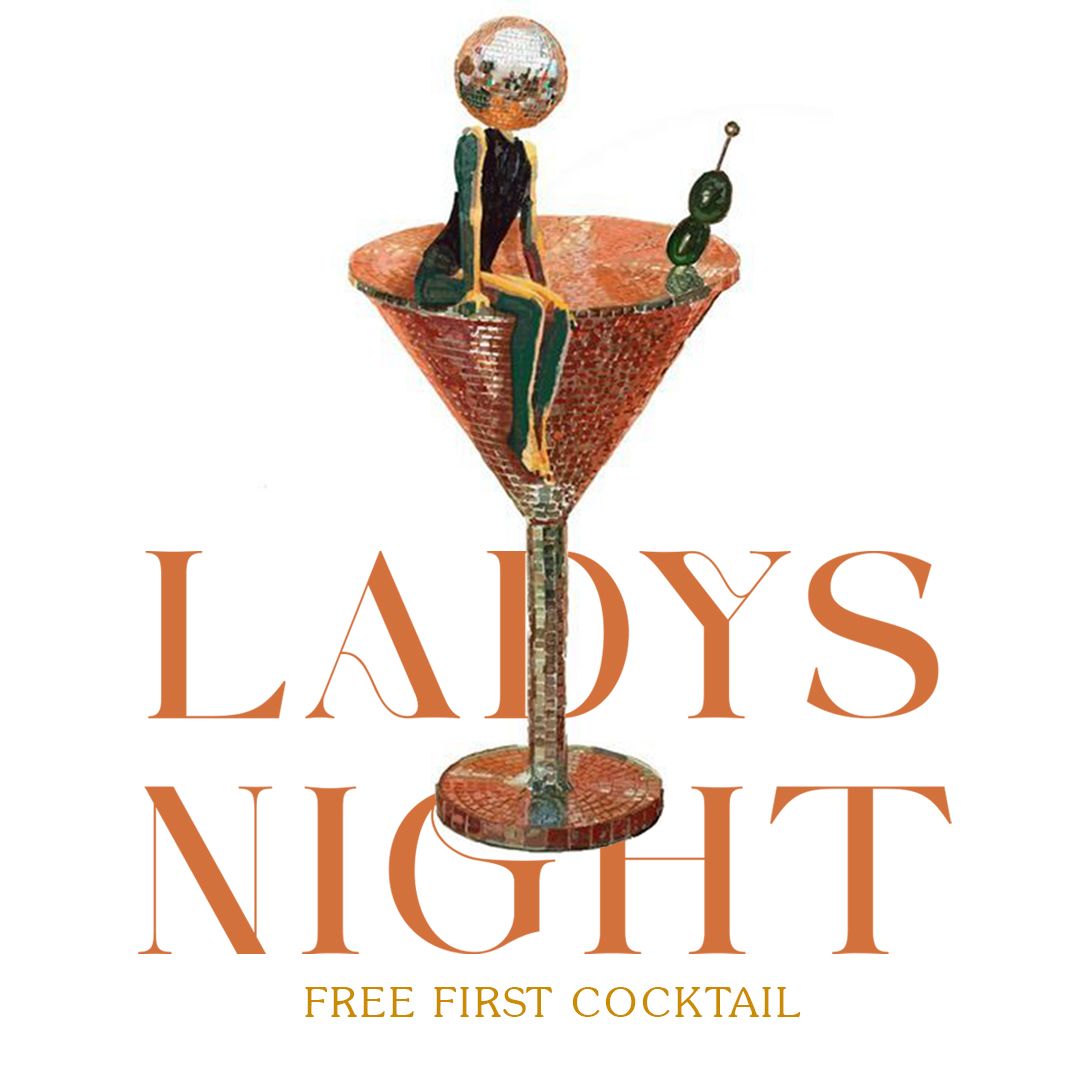 Una mujer sostiene un cartel de Viernes Negro y bolsas de compras.