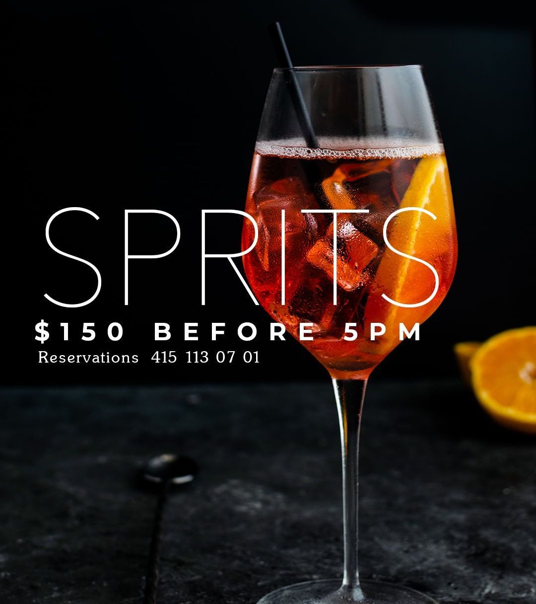 Un cartel del 50 por ciento con globos sobre un fondo rojo.