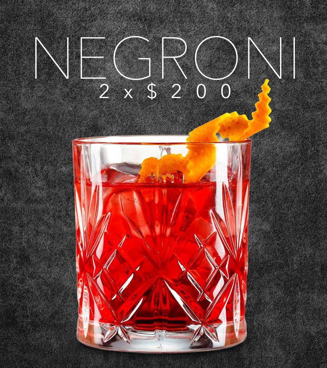 Un cartel del 50 por ciento con globos sobre un fondo rojo.