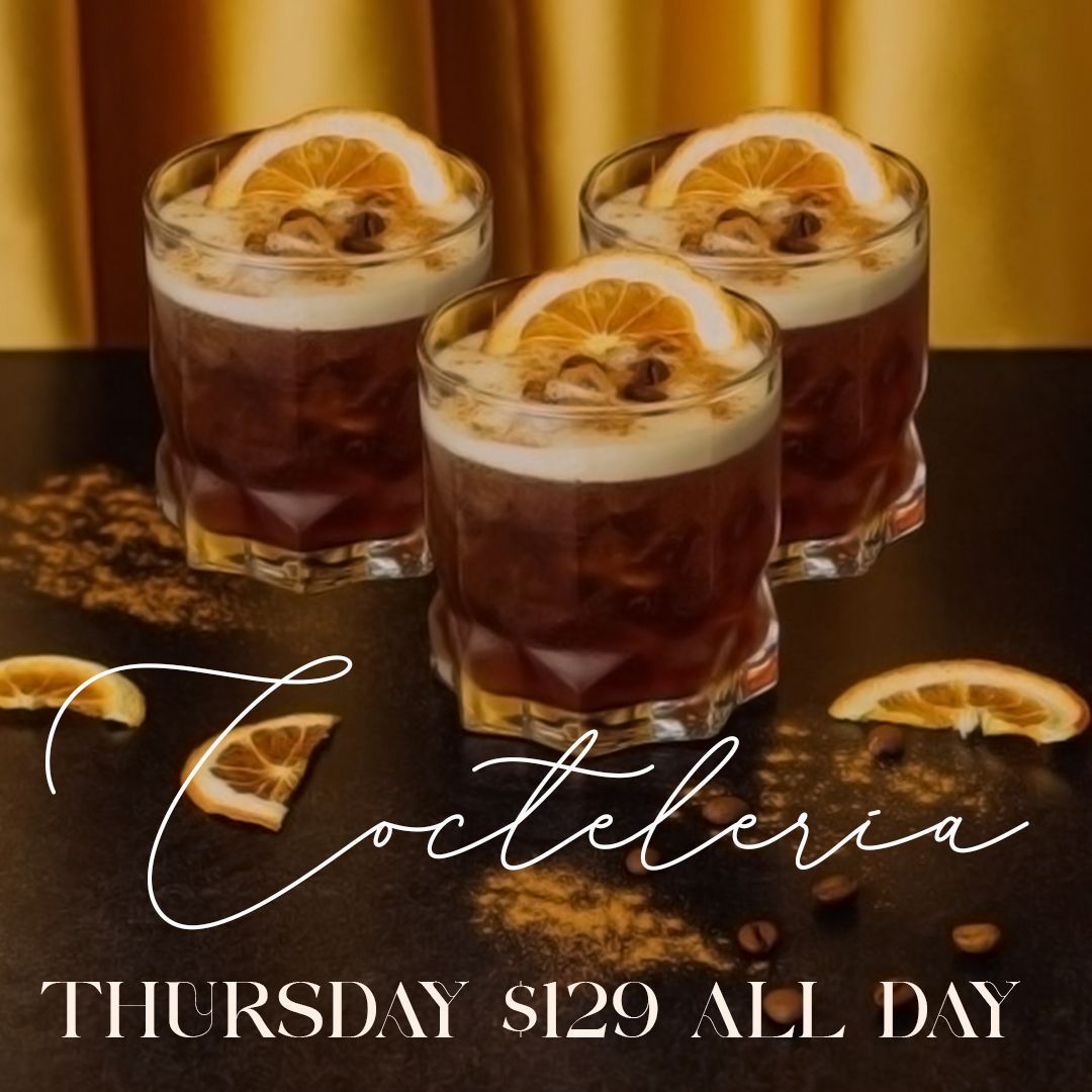 Una pila de cajas de regalo de colores con cintas y lazos.