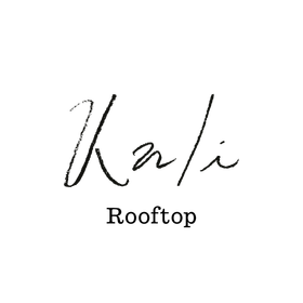Un logotipo en blanco y negro para una empresa llamada Kali Rooftop.