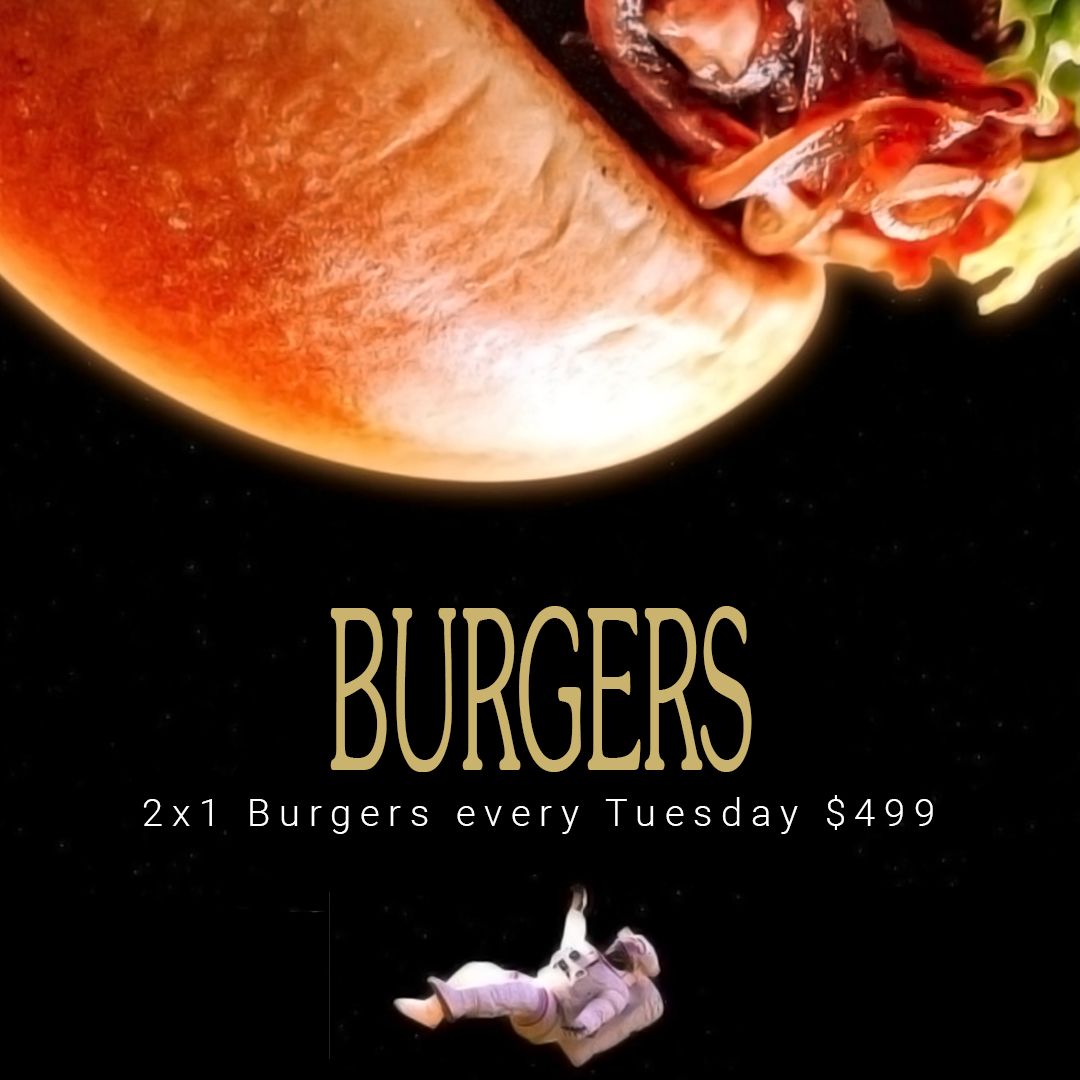 Una mujer sostiene un cartel de Viernes Negro y bolsas de compras.