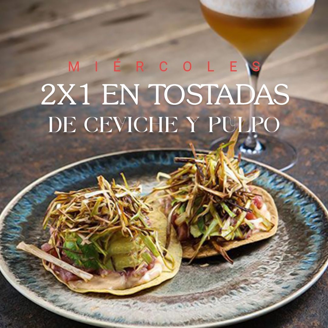 Una pila de cajas de regalo de colores con cintas y lazos.