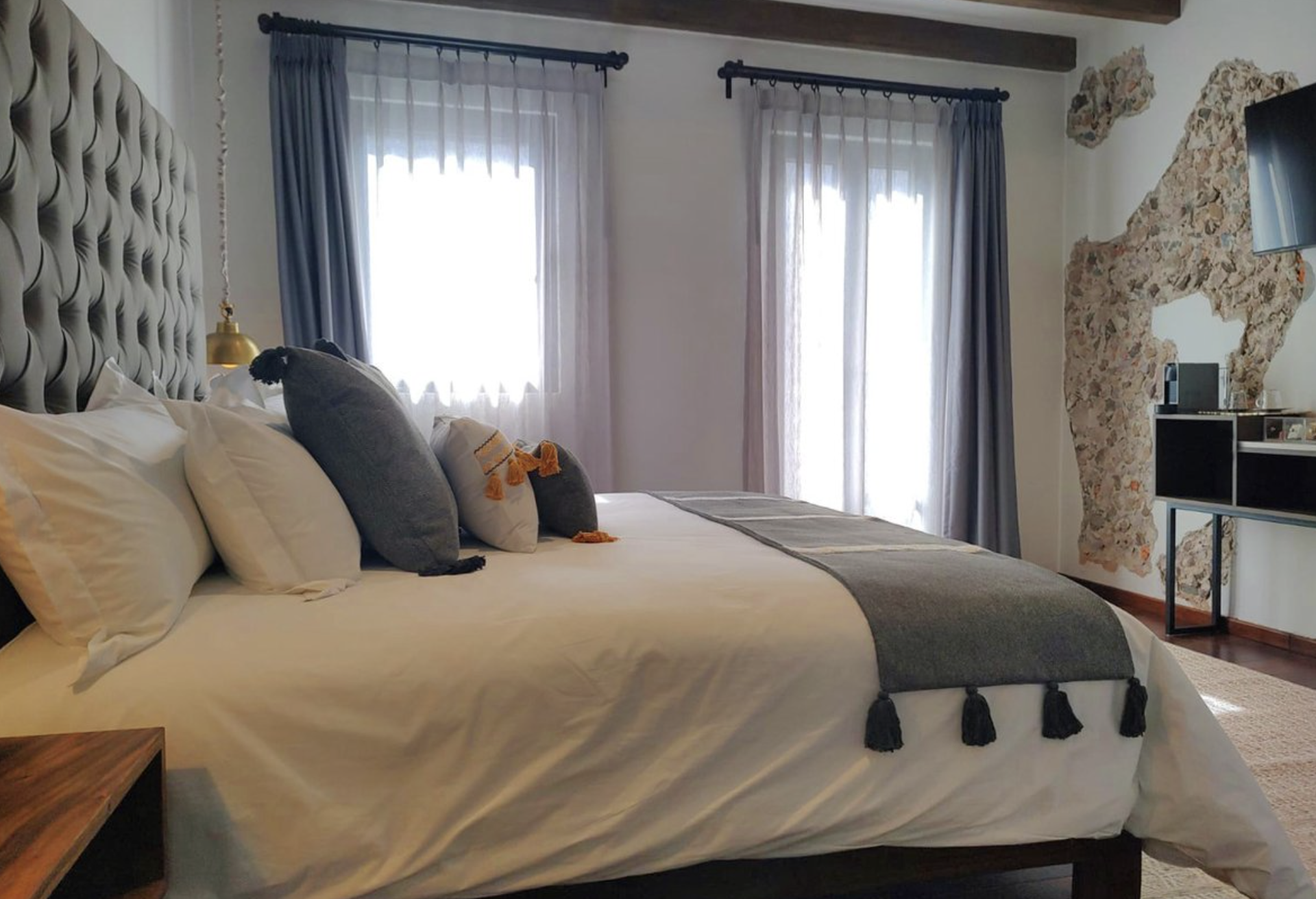 Un dormitorio con una cama grande y una ventana.