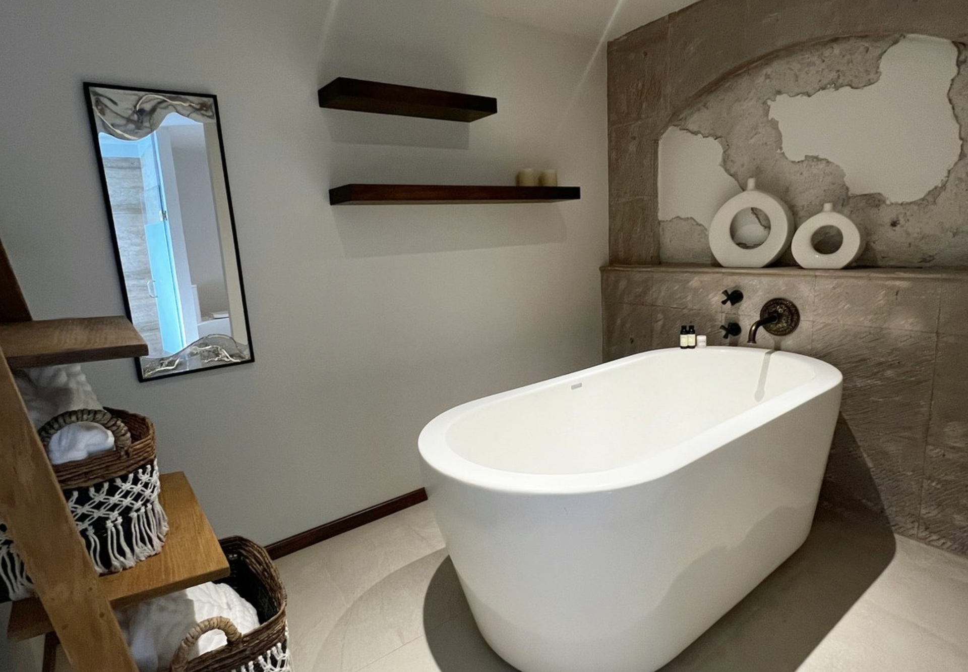 Un baño con bañera y espejo