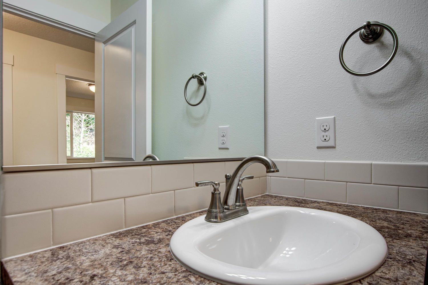 A bathroom with a sink and a mirror