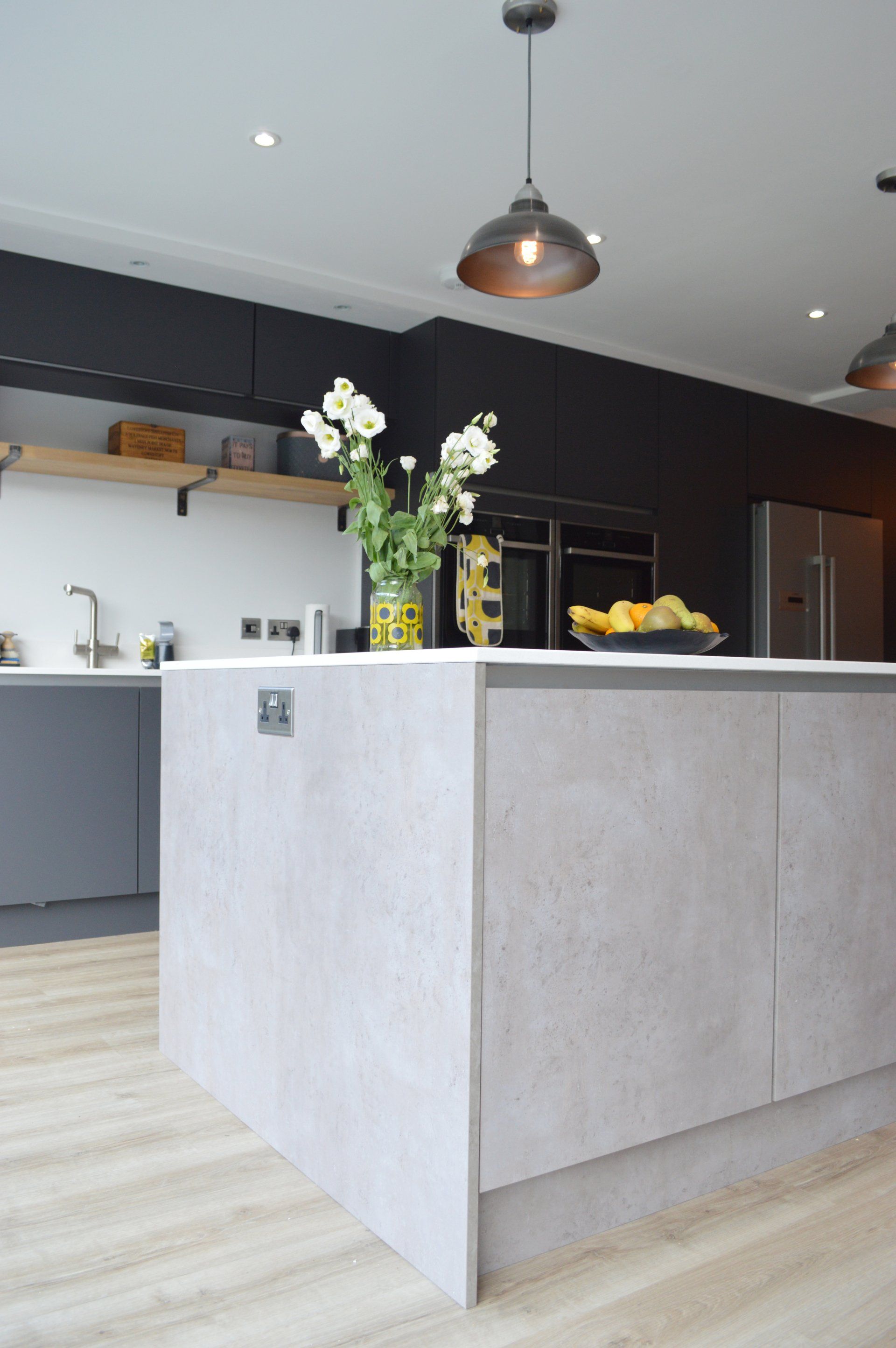 Modern concrete & charcoal family kitchen for Nicki Bennet, Newbury, in 2017
