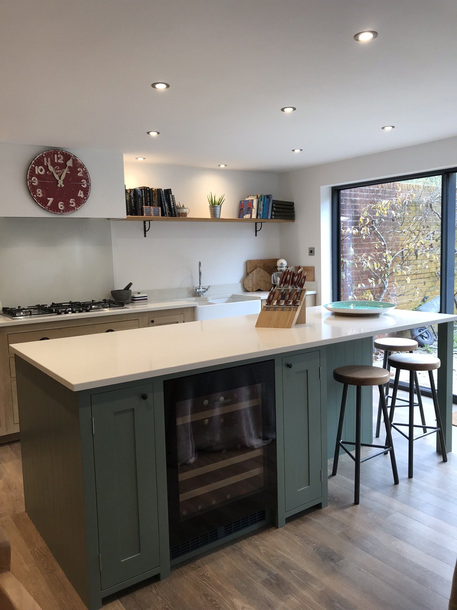 Traditional, oak shaker living kitchen for Penny Horwood in Newbury, 2018