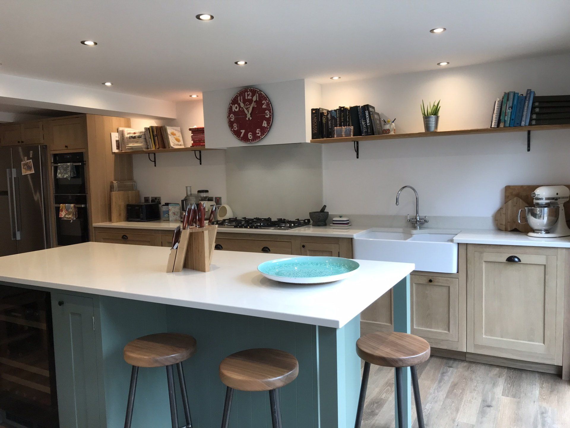 Traditional, oak shaker living kitchen for Penny Horwood in Newbury, 2018
