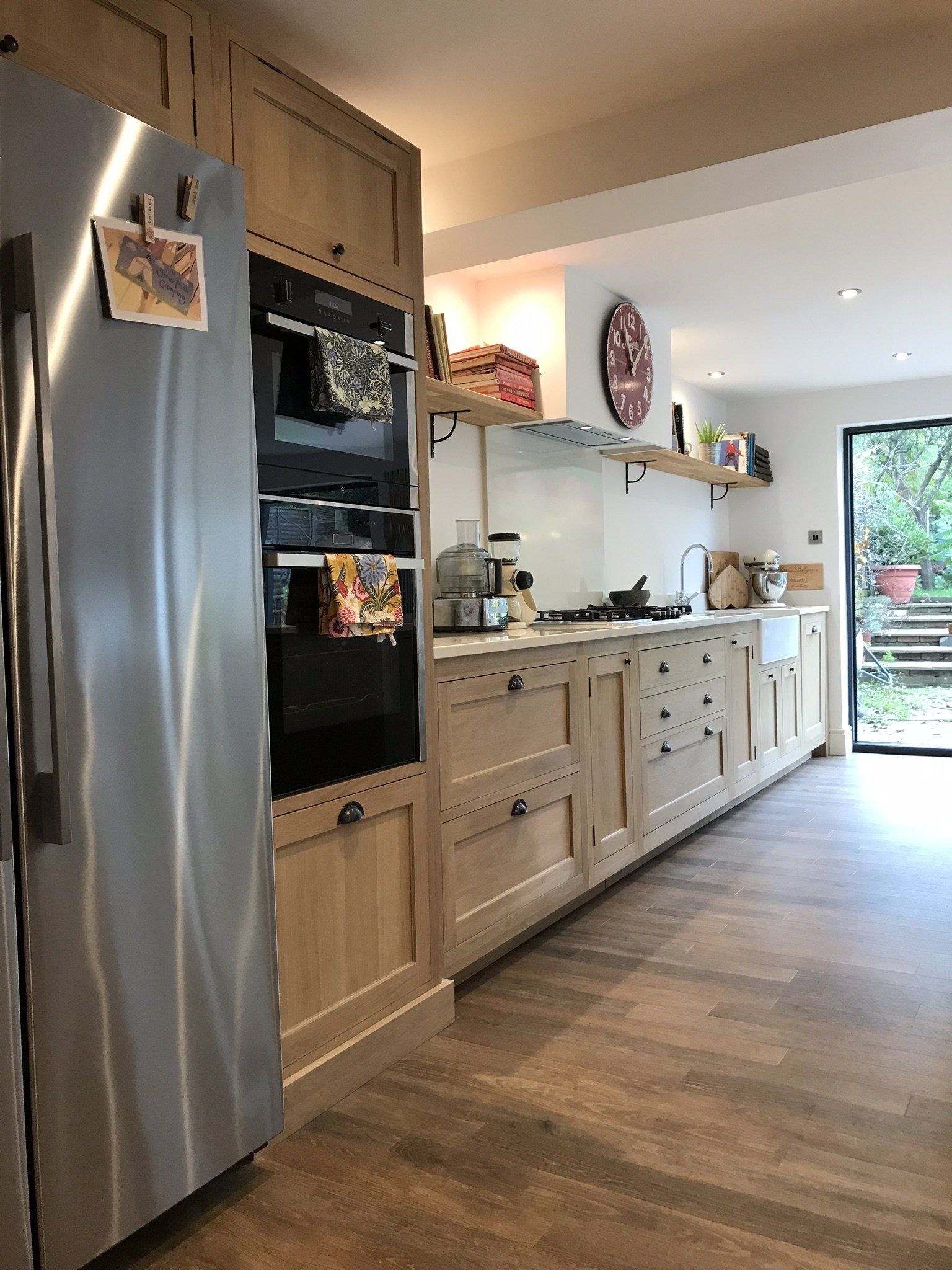 Traditional, oak shaker living kitchen for Penny Horwood, Newbury 2018