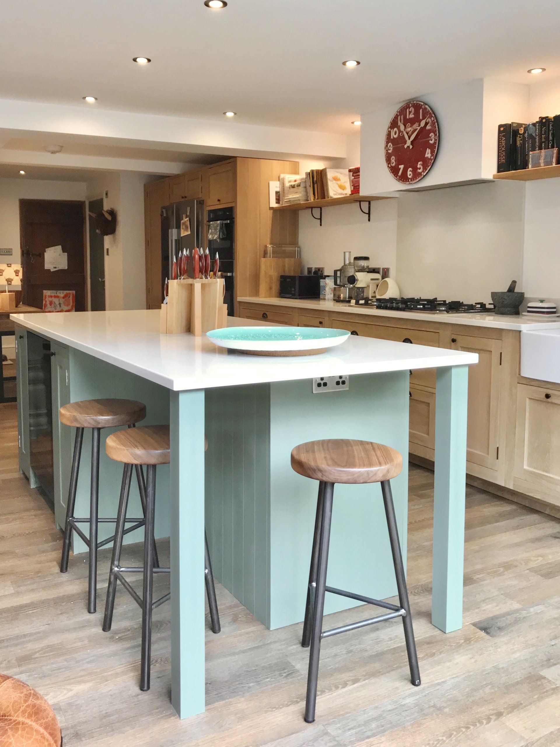 Traditional, oak shaker living kitchen for Penny Horwood in Newbury, 2018