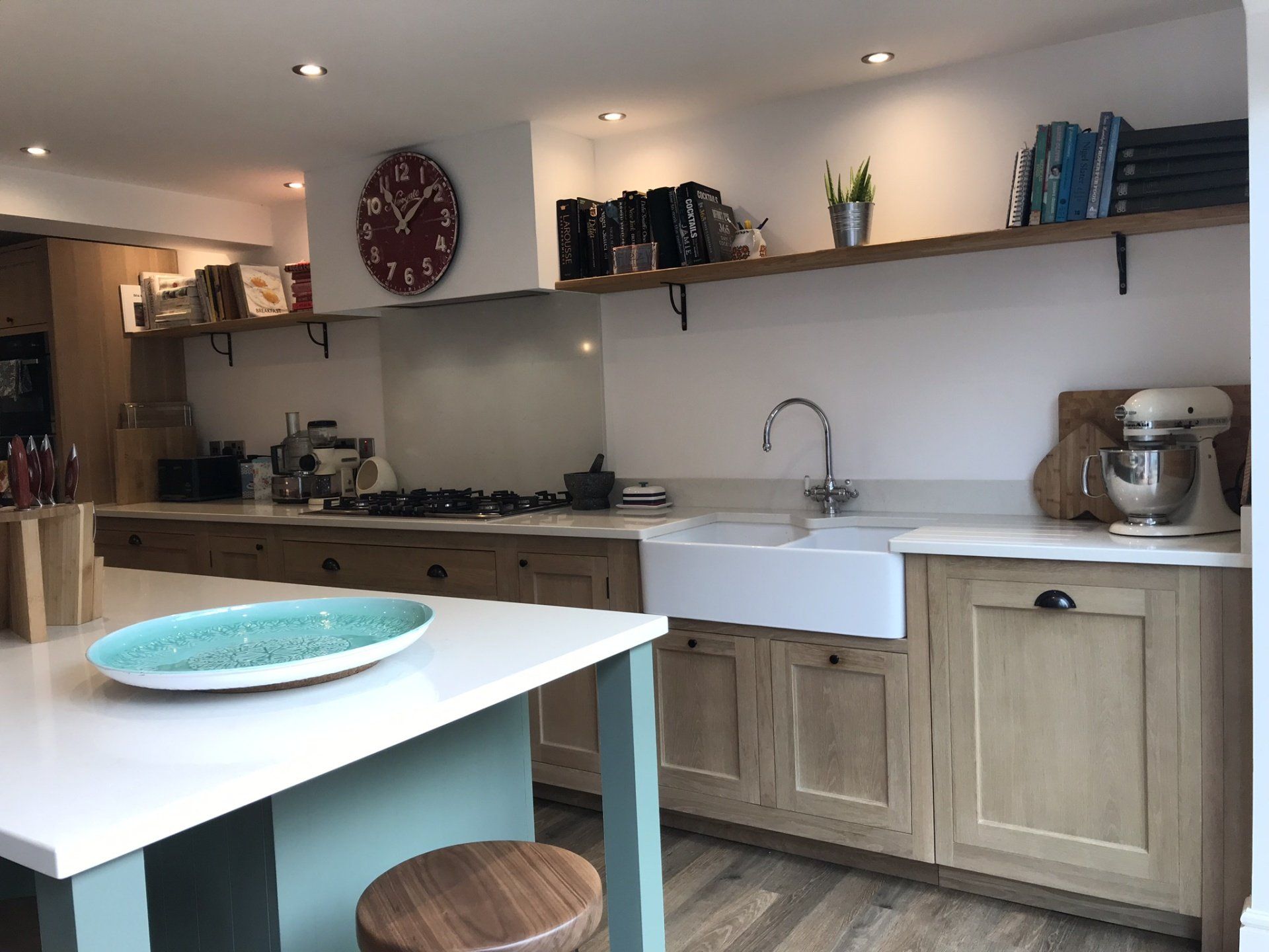 Traditional, oak shaker living kitchen for Penny Horwood in Newbury, 2018