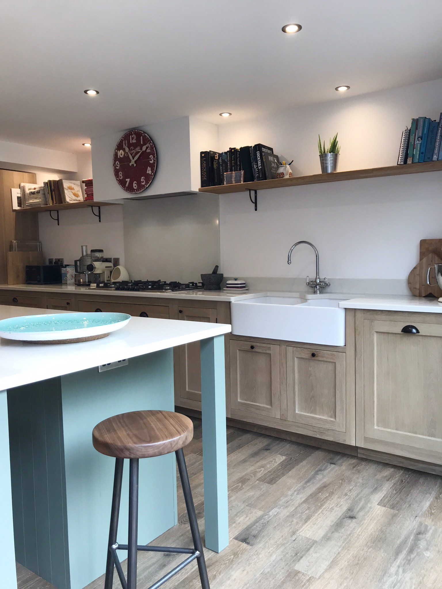 Traditional, oak shaker living kitchen for Penny Horwood in Newbury, 2018