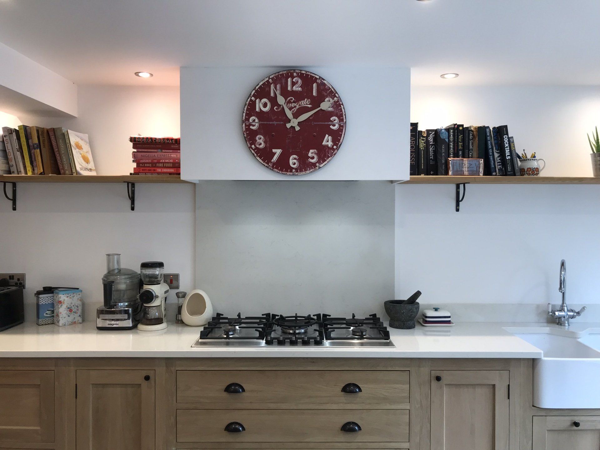 Traditional, oak shaker living kitchen for Penny Horwood in Newbury, 2018