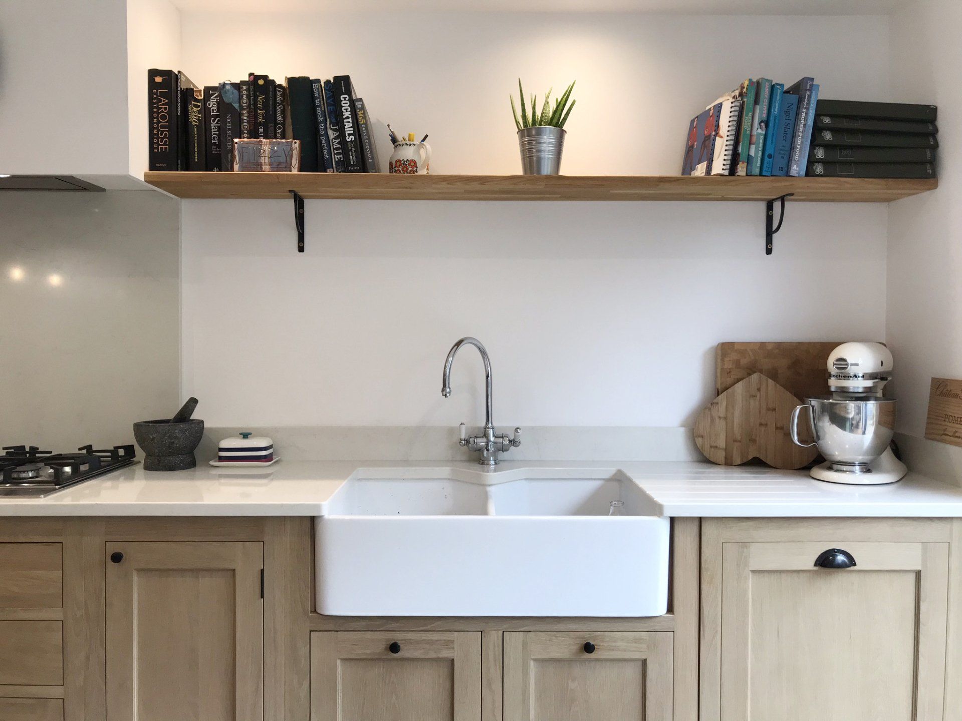 Traditional, oak shaker living kitchen for Penny Horwood in Newbury, 2018