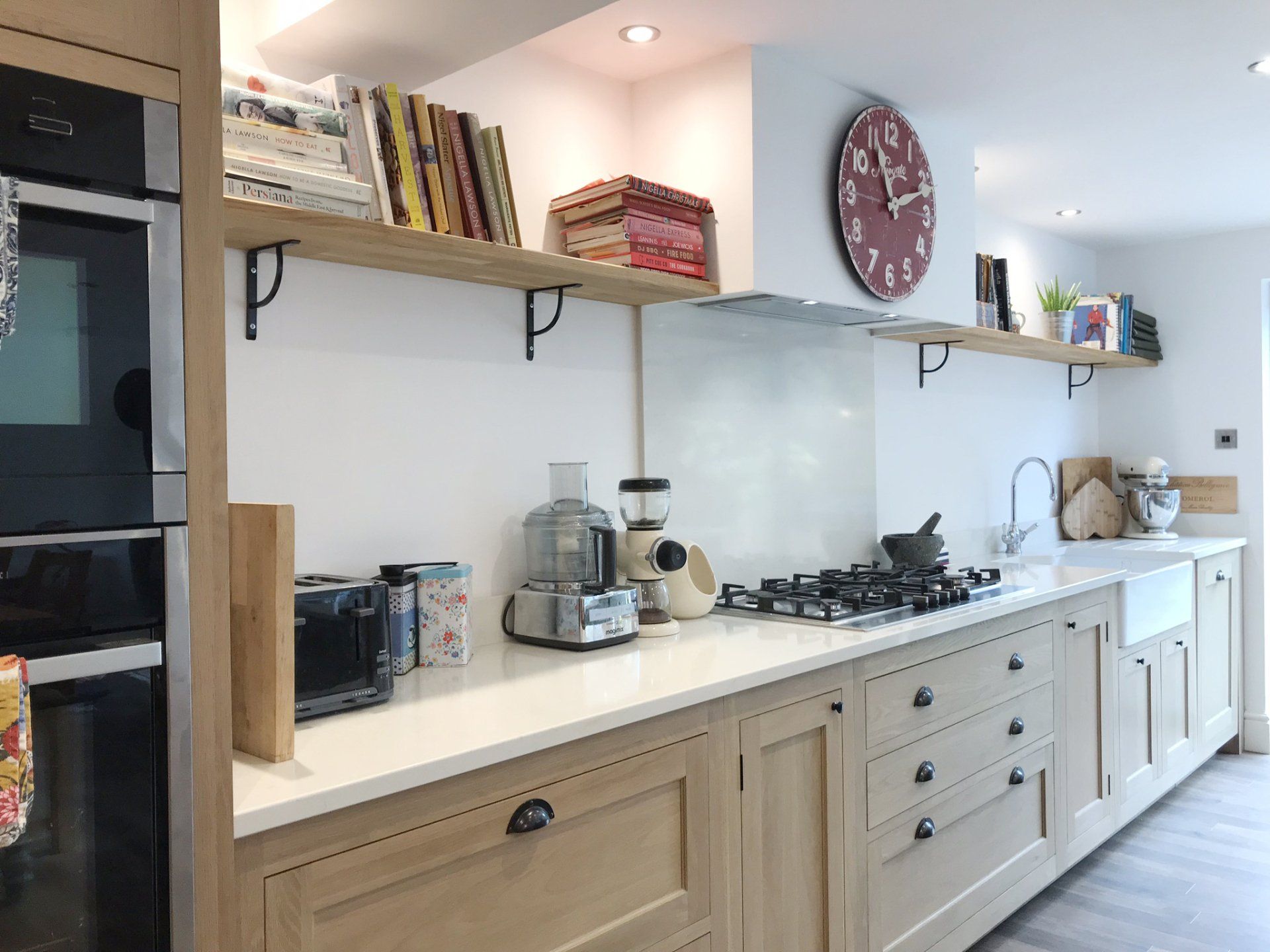 Traditional, oak shaker living kitchen for Penny Horwood in Newbury, 2018