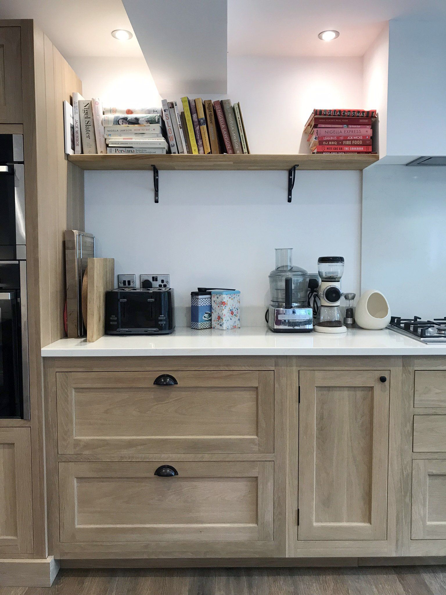 Traditional, oak shaker living kitchen for Penny Horwood in Newbury, 2018