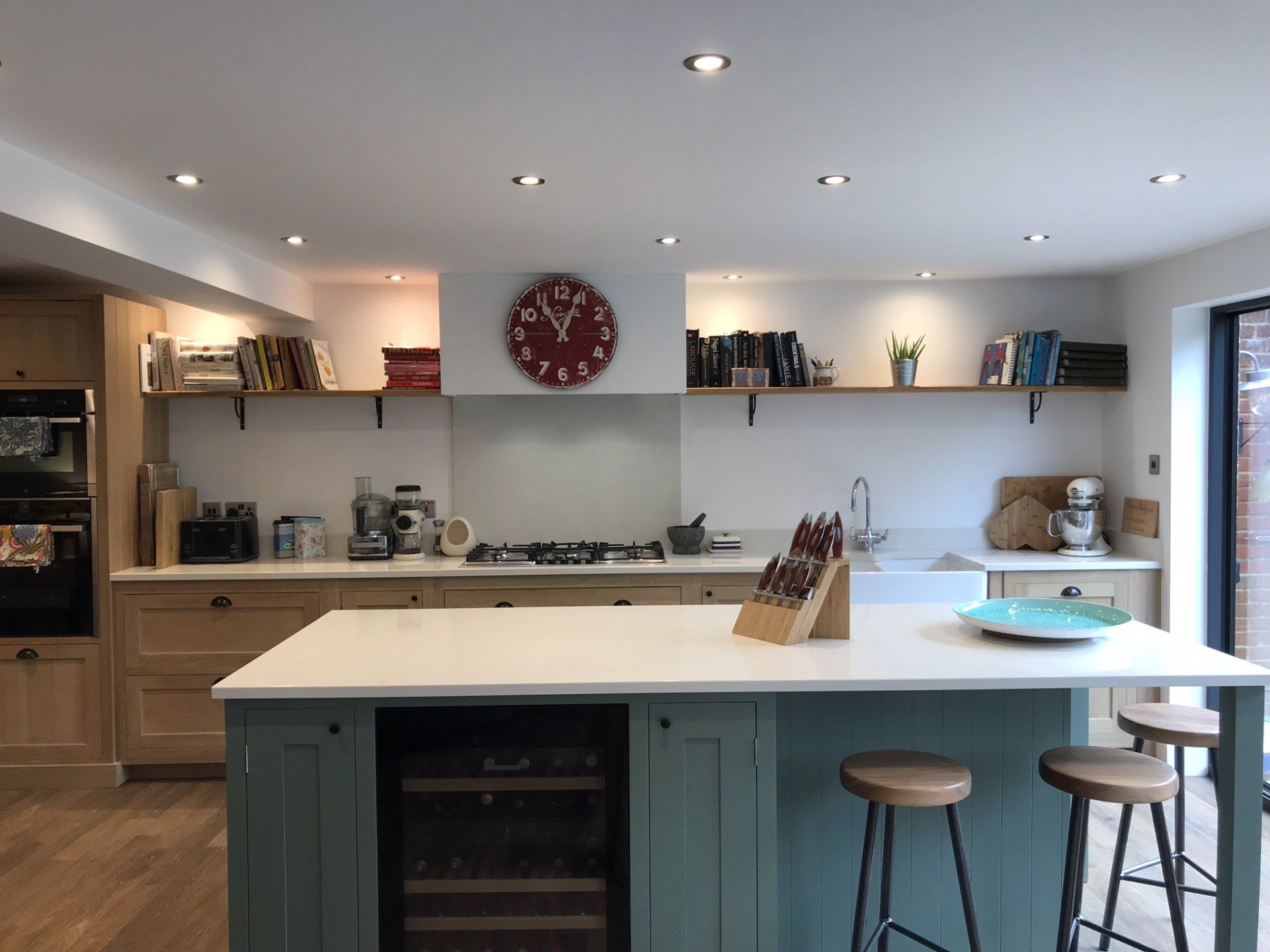 Traditional, oak shaker living kitchen for Penny Horwood in Newbury, 2018