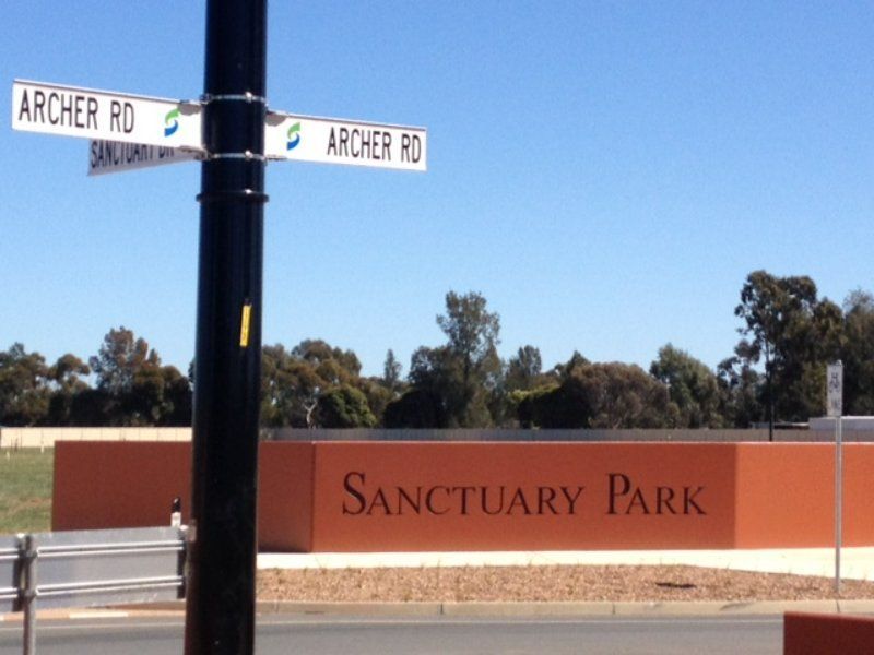A Street sign for Archer road and Sanctuary park — Mawson Constructions in Kialla, VIC