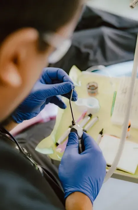 Implant dentaire en titane utilisé par le Dr Belgmair Omar pour la pose d’implants à Marrakech