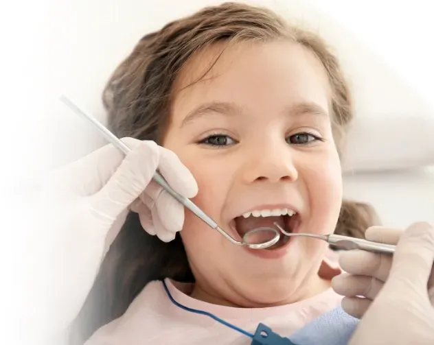 Enfant lors d’une première visite chez le dentiste à Marrakech – cabinet L'Atelier du Sourire