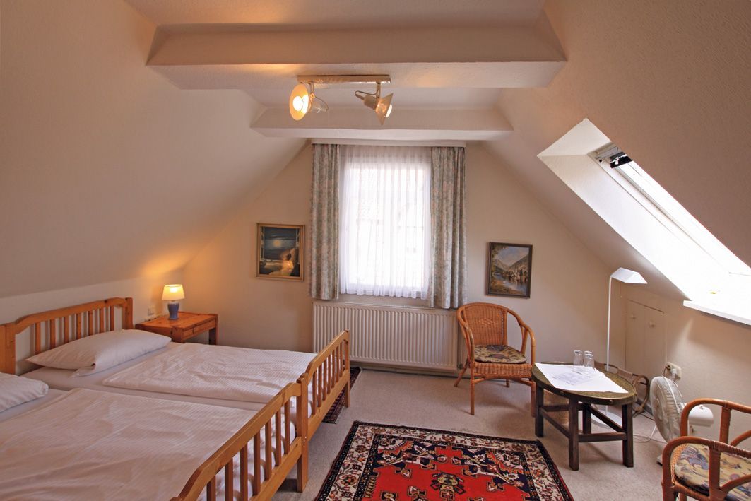 Ein Schlafzimmer mit zwei Betten und einem Tisch und Stühlen