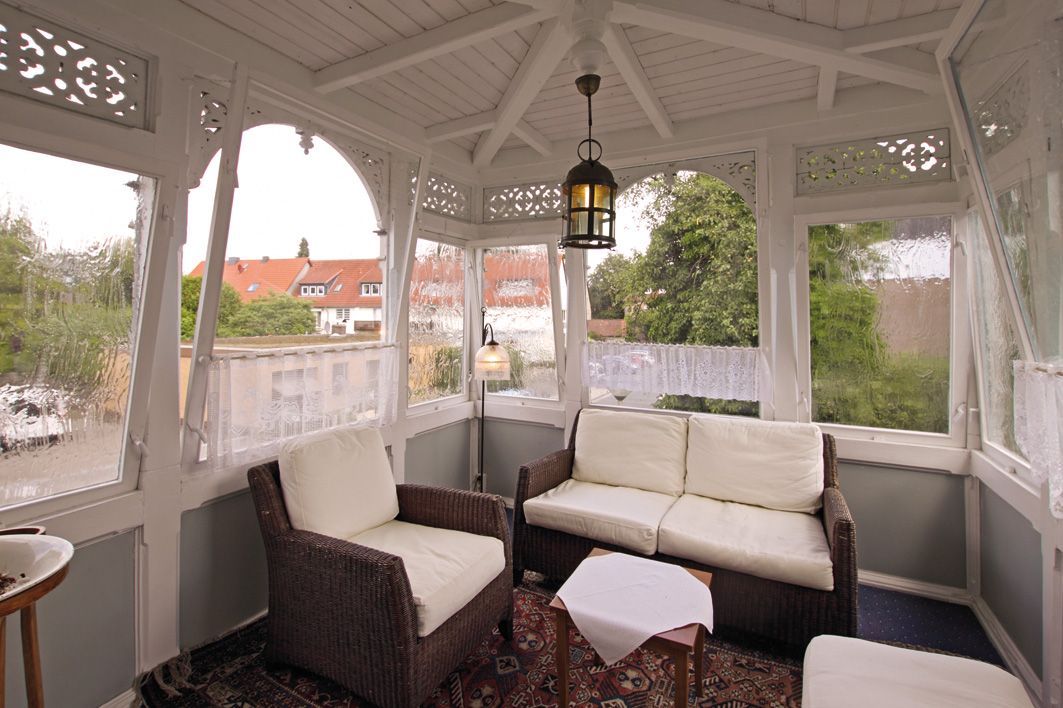 Ein Wohnzimmer mit einer Couch, Stühlen und einem Tisch.