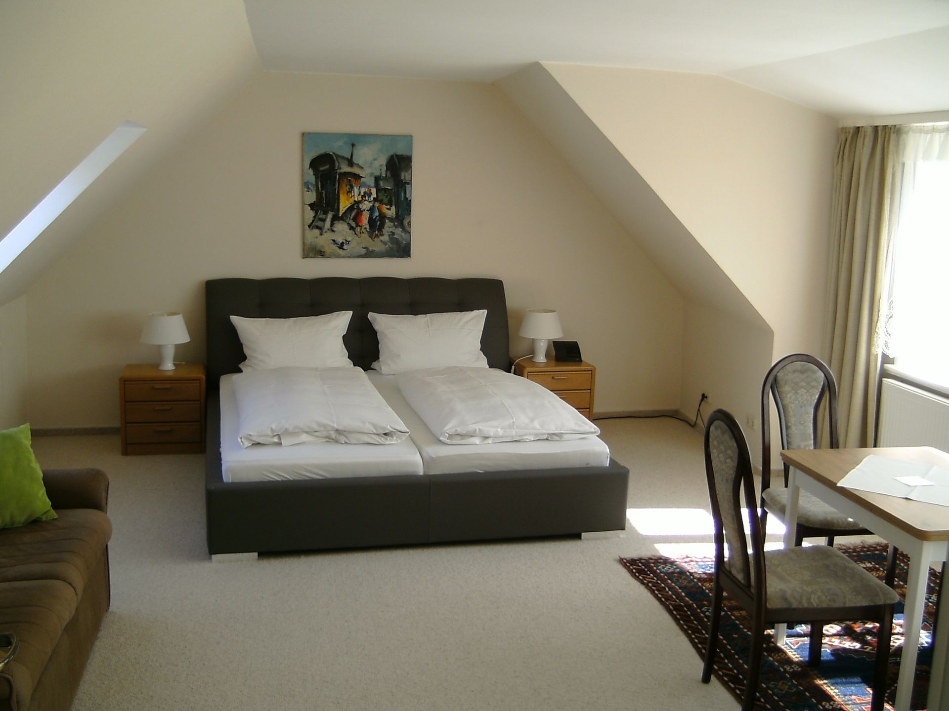 Ein Schlafzimmer mit einem Gemälde an der Wand über dem Bett