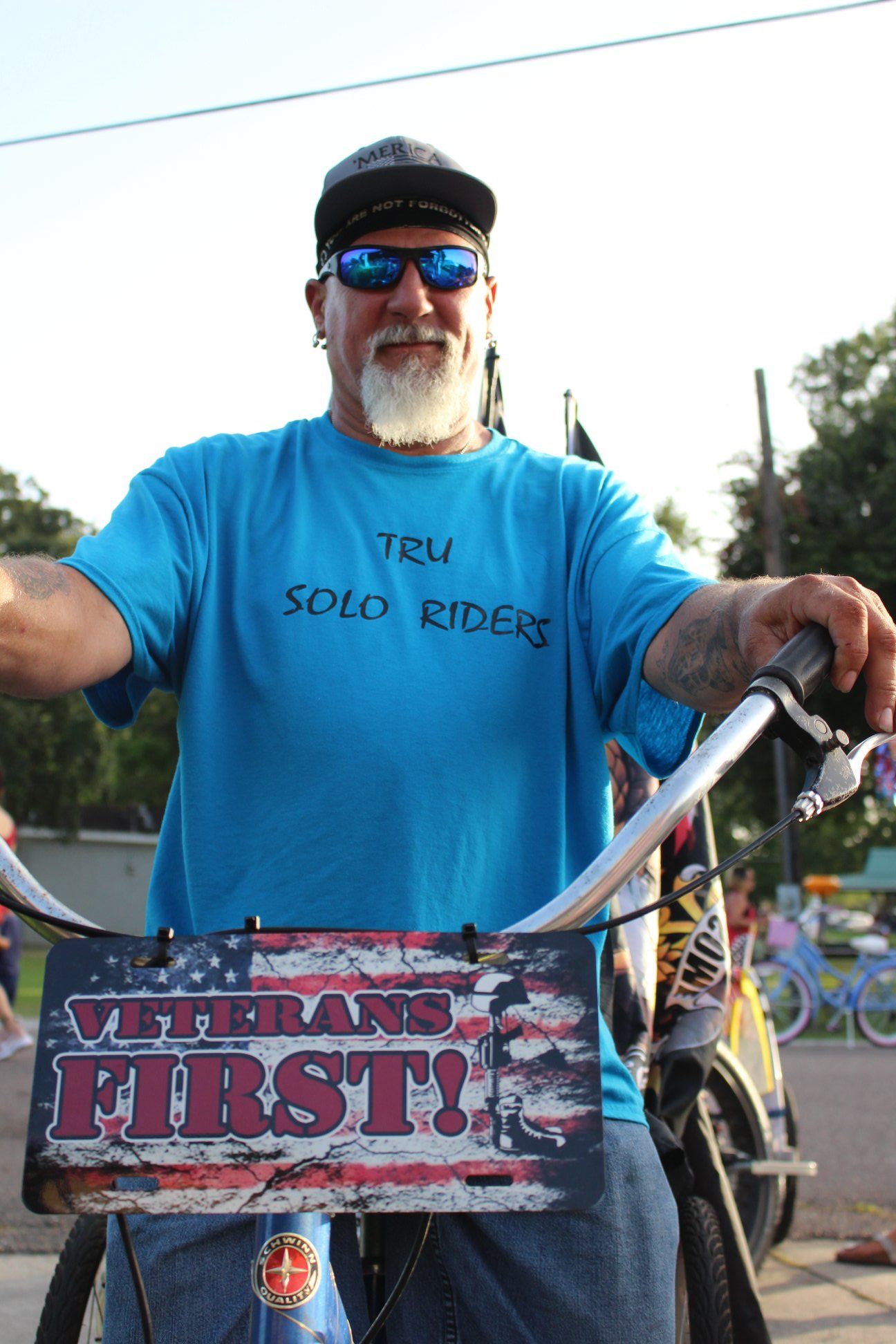 A man wearing a blue shirt that says i 'm a solo rider