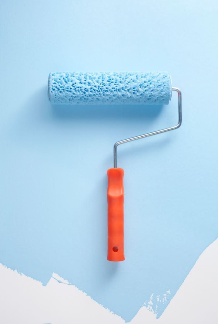 Rouleau de peinture avec peinture bleue