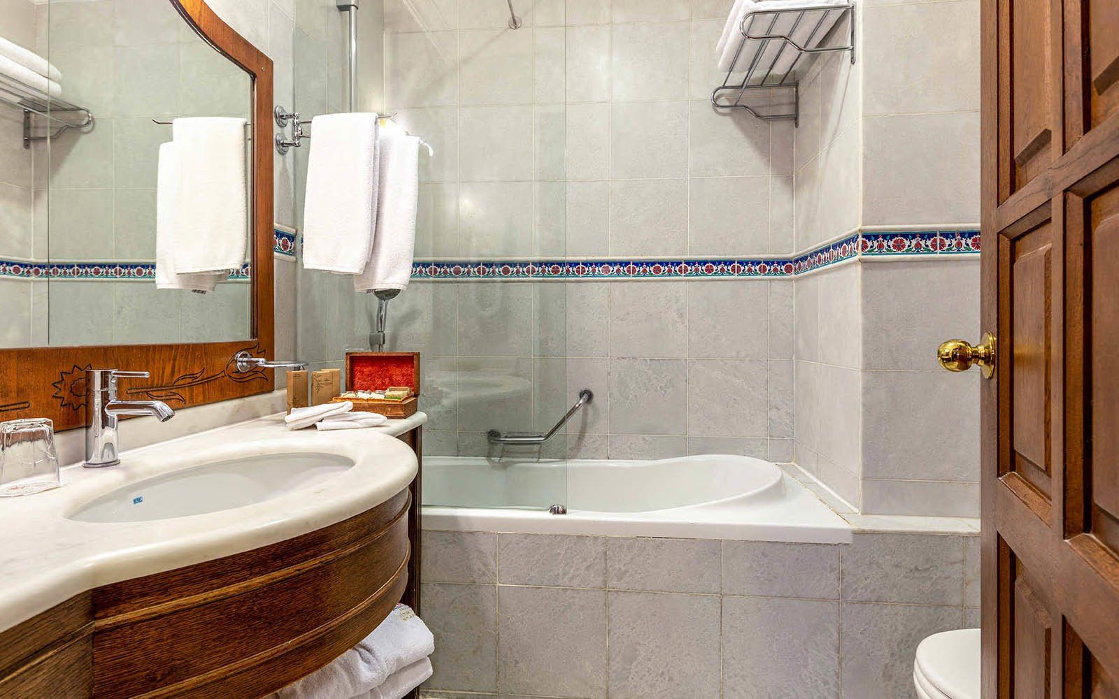Sultanhan Hotel İstanbul, Deluxe Triple Room Bathroom