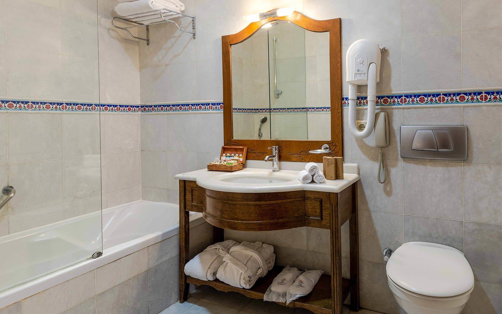Sultanhan Hotel İstanbul , Deluxe Triple Room Bathroom