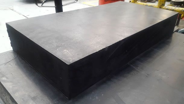 Un gran bloque negro está colocado encima de una mesa de metal.
